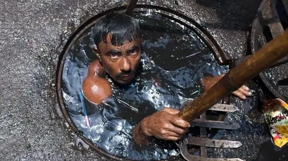 کثیف شغل دنیا چیست ؟ / از دیدن آنهم حالتان بهم میخورد!+ فیلم