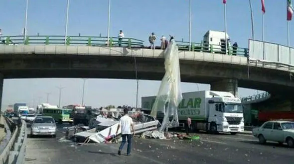 ببینید / لحظه سقوط ترسناک تریلی از بالای سراشیبی؛ راننده کنترلش را از دست داد!