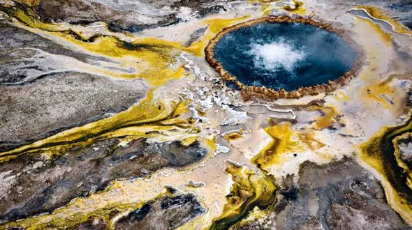 عجیب ترین چشمه آب گرم دنیا+عکس
