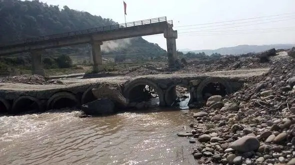 پل مرگ در سوادکوه بلای جان دانش آموزان است+ عکس