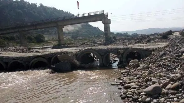 پل مرگ در سوادکوه بلای جان دانش آموزان است+ عکس