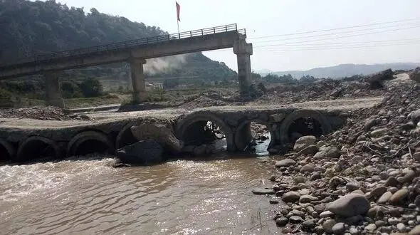 پل مرگ در سوادکوه بلای جان دانش آموزان است+ عکس