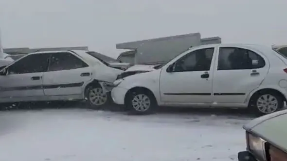 فیلم عجیب و وحشتناک از تصادف زنجیره ای و لیزخوردن خودروها در اتوبان / در مشهد رخ داد