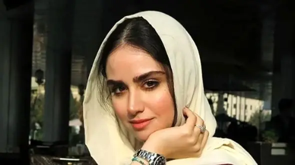 فیلم/ چیدمان شیک و لاکچری کتابخانه هانیه غلامی، نگین سریال یزدان / از کلاه هری‌پاتری تا کتاب‌های خاص / خانم بازیگر یه پاترهد تمام عیاره