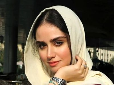 فیلم/ چیدمان شیک و لاکچری کتابخانه هانیه غلامی، نگین سریال یزدان / از کلاه هری‌پاتری تا کتاب‌های خاص / خانم بازیگر یه پاترهد تمام عیاره