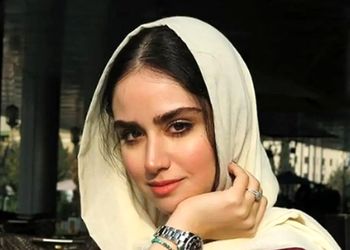 فیلم/ چیدمان شیک و لاکچری کتابخانه هانیه غلامی، نگین سریال یزدان / از کلاه هری‌پاتری تا کتاب‌های خاص / خانم بازیگر یه پاترهد تمام عیاره
