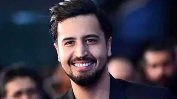 نگاهی به دکوراسیون خاص خانه مجردی مهرداد صدیقیان با مبلمان چرمی / خونشون با پنجره های قدی خیلی دلباز و باصفاست