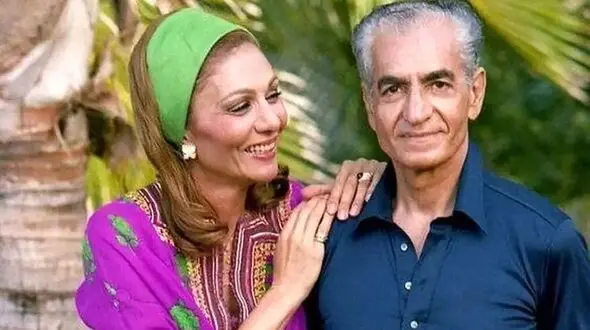 عکس / سفر به ایام قدیم  / چنگ انداختن لیلا پهلوی بر دماغ محمدرضا پهلوی و خنده های فرح دیبا