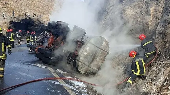 آتش سوزی بزرگ تانکر پر از قیر وسط خیابان / در خرم آباد رخ داد