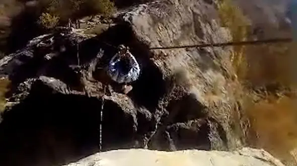 فیلم / عبور کودک خردسال از «دره خطر» در دزپارت خوزستان /  وقتی محرومیت جان کودکان را تهدید می‌کند...