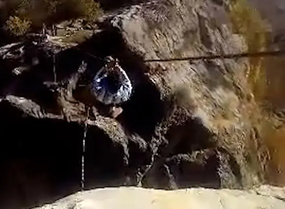 فیلم / عبور کودک خردسال از «دره خطر» در دزپارت خوزستان /  وقتی محرومیت جان کودکان را تهدید می‌کند...