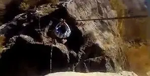 فیلم / عبور کودک خردسال از «دره خطر» در دزپارت خوزستان /  وقتی محرومیت جان کودکان را تهدید می‌کند...