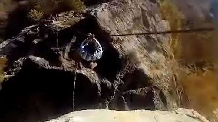 عبور کودک خردسال از «دره خطر» در دزپارت خوزستان / وقتی محرومیت جان کودکان را تهدید می‌کند...