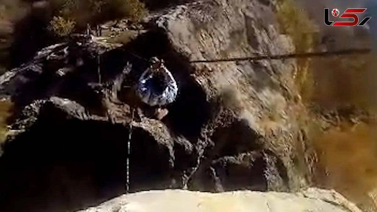 فیلم / عبور کودک خردسال از «دره خطر» در دزپارت خوزستان /  وقتی محرومیت جان کودکان را تهدید می‌کند...