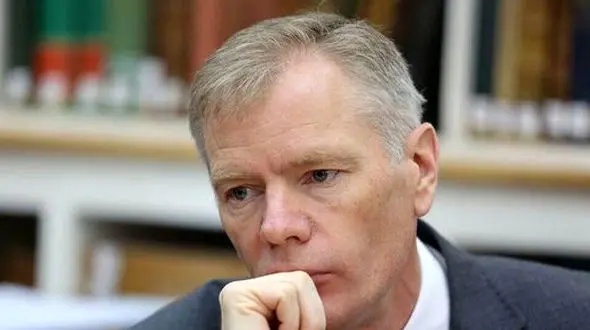 سفیر انگلیس بعد از بازداشت شلوار خود را خیس کرد + عکس