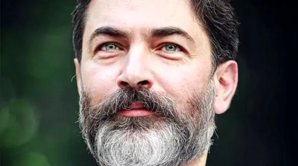 پارسا پیروز فر تغییر چهره داد ؛ آقای سوپر استار با ریش پروفسوری و موی مِش کرده قابل شناسایی نیست