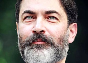 پارسا پیروز فر تغییر چهره داد ؛ آقای سوپر استار با ریش پروفسوری و موی مِش کرده قابل شناسایی نیست