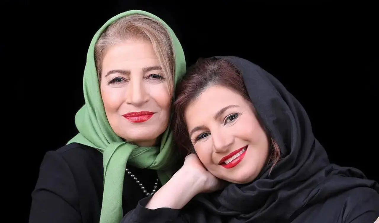 ببینید | واکنش مادر لیلی رشیدی به نحوه نشستن دخترش در یک ویدئو جالب