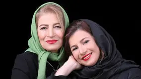 ببینید | واکنش مادر لیلی رشیدی به نحوه نشستن دخترش در یک ویدئو جالب