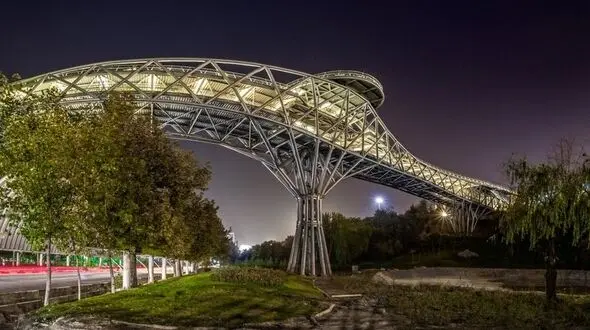 مرد جوان از پل طبیعت خود را به پایین پرتاب کرد