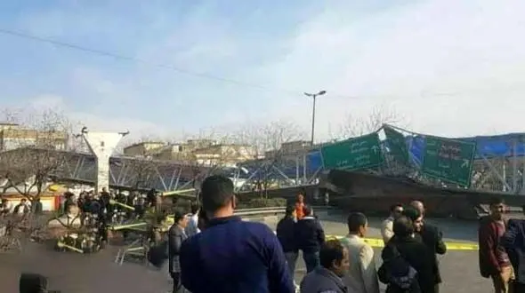 فیلم سقوط  پل عابر پیاده بر سر 2 زن و 5 مرد / در مشهد رخ داد