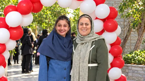عکس شاد نارین، دختر سنندجی در کنار مادرش در روز اول مدرسه / بازگشت زیبایی چهره با رهایی از شکنجه گاه پدر و نامادری