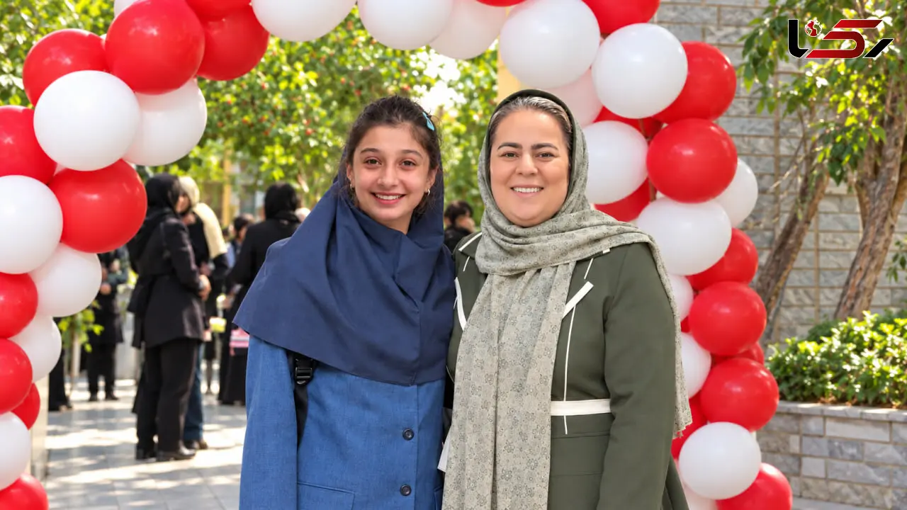 عکس شاد نارین، دختر سنندجی در کنار مادرش در روز اول مدرسه / بازگشت زیبایی چهره با رهایی از شکنجه گاه پدر و نامادری
