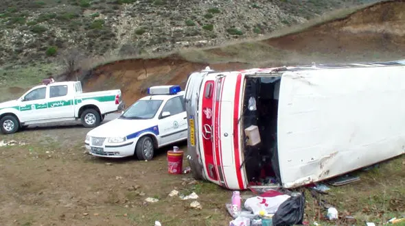 ۳ نفر در واژگونی یک دستگاه مینی بوس مصدوم شدند