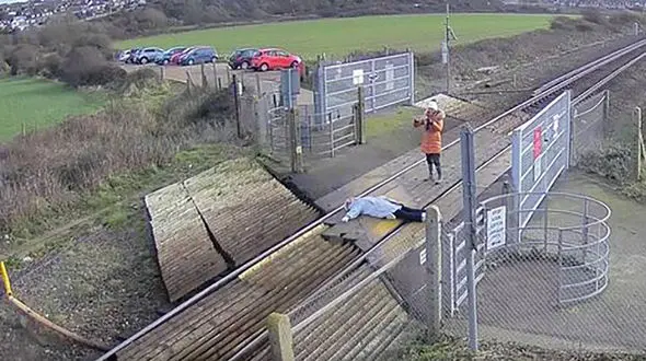 رفتار احمقانه دو زن در ایستگاه قطار + عکس