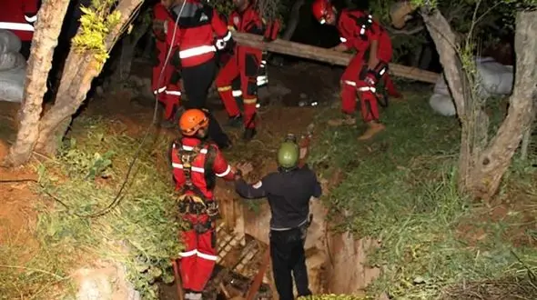 120 دقیقه نفسگیر برای تلاش اسب سقوط کرده در چاه / در شیراز رخ داد + عکس