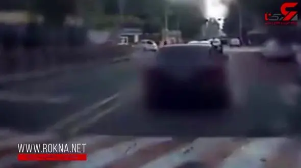 یک بسته دلار را در خیابان پاشید و فرار کرد! + تصویر