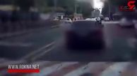 یک بسته دلار را در خیابان پاشید و فرار کرد! + تصویر