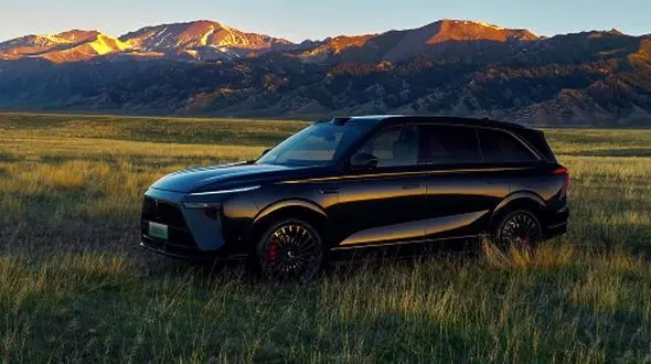 رونمایی از شاسی‌بلند 2025 گریت وال موتورز؛ کابین مدرن و رنگ‌بندی چشم‌نواز