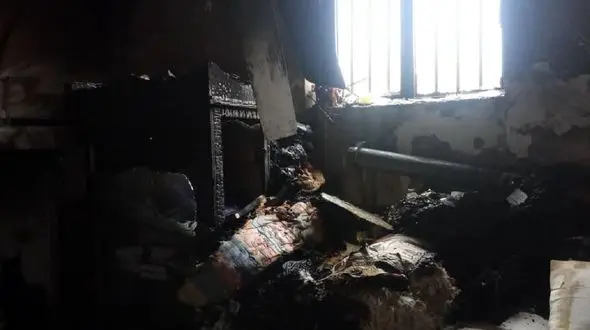 عکس های وحشتناک از برخورد صاعقه به یک خانه در اردل / همه چیز جزغاله شد