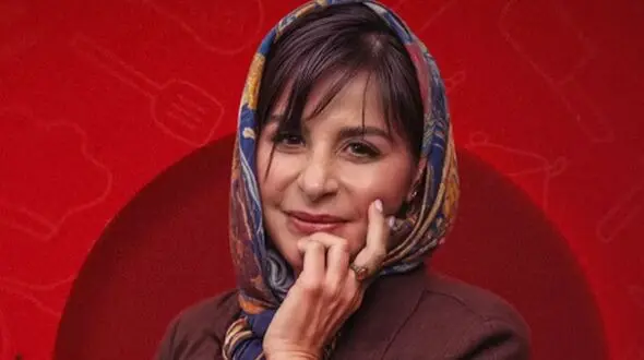 فیلم / نگاهی به چیدمان منزل مجلل سیما تیرانداز انیس سریال ستایش؛ از لوسترهای چشم‌نواز و مبلمان کلاسیک تا آشپزخانه چوبی و دکوراسیون گرم و صمیمی