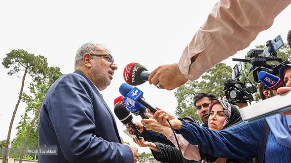وزیر نفت: تعداد کارت سوخت در جایگاه‌ ها کاهش یافته است