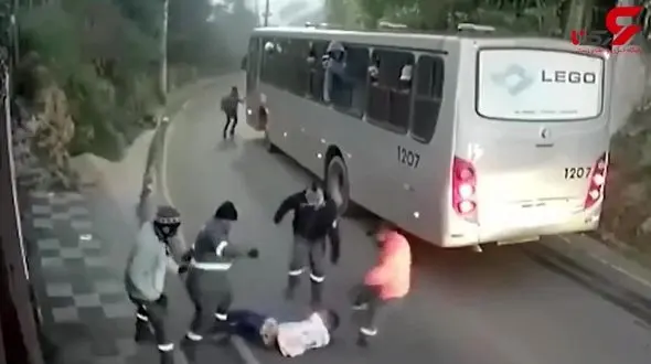 ببینید / مسافران اتوبوس به کمک زن تنها رفتند / زورگیر خشن تا می توانست کتک خورد + فیلم