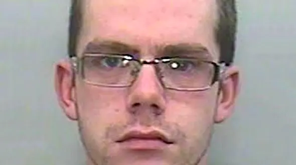 مرد پرستار بی رحمانه دختری را در برابر دوربین موبایلش شکنجه کرد + عکس