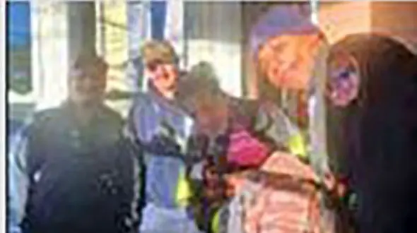 عید دیدنی جالب پیرزن 104 ساله با کمک آتش نشانان+ عکس