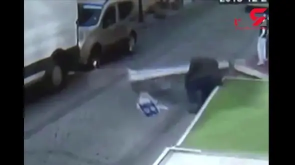 لحظه‌ی سقوط تابلوی تبلیغاتی روی سر پیرمرد81 ساله!+فیلم