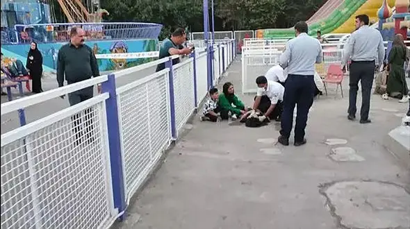 اولین فیلم از  لحظه سقوط تاب گردان شهربازی ناژوان اصفهان ! / بیچاره دختر و پسرا !