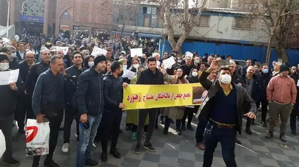تجمع جمعی از مالباختگان شرکت خودرویی «مفتاح رهنورد» در مقابل دادگاه کیفری استان تهران