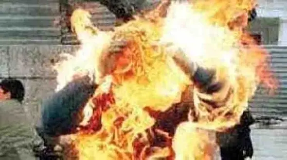 ‏خودسوزى دختر دانش‌آموز مقابل یکی از مدارس تهران/این دختر به نمره صفر اعتراض داشت+ عکس