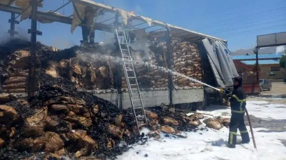 آتش‌سوزی وحشتناک تریلی حامل زغال در سنندج مهار شد+ عکس