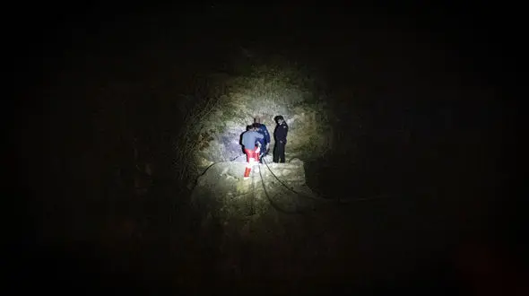 گرفتار شدن 4 نفر در گودال گیلانغرب / عملیات امداد هنوز ادامه دارد