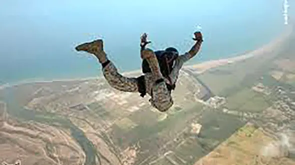 فیلم شجاع ترین چتر باز جهان / فرود هیجان انگیز از فاصله 10 کیلومتری زمین بدون چتر