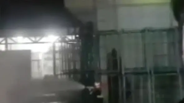  نشت گاز آمونیاک در خمینی شهر / آتش نشانان دل به حادثه زدند + فیلم