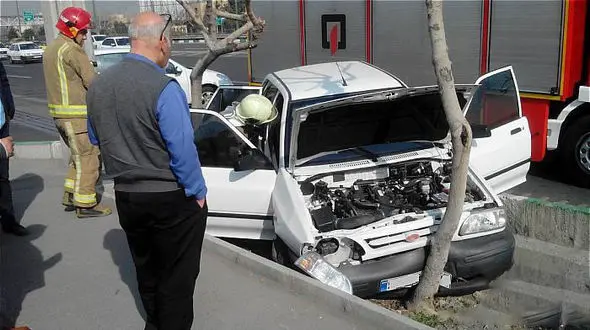 برخورد شدید خودرو با درخت 