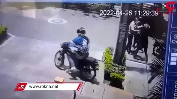 فیلم لحظه زورگیری 5 مرد موتور سوار در روز روشن