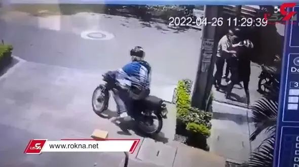فیلم لحظه زورگیری 5 مرد موتور سوار در روز روشن